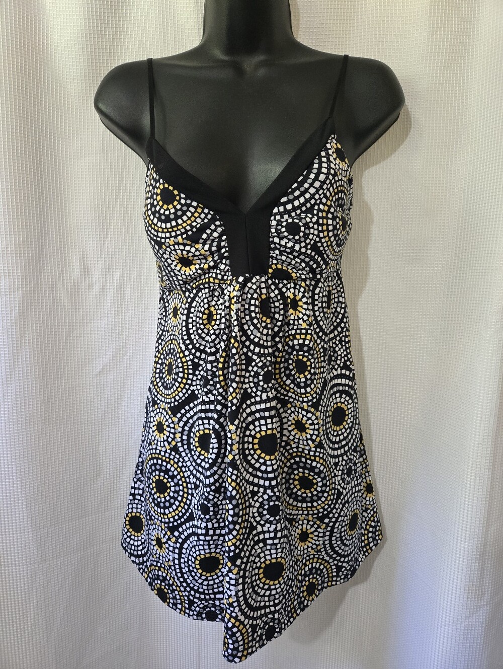 Black Geometric Print Spaghetti-Strap Camisole with Yellow Accents